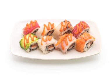 karışık suşi rulo ile baharatlı sos - Japon gıda tarzı