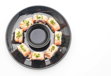 ızgara somon suşi roll - Japon gıda tarzı