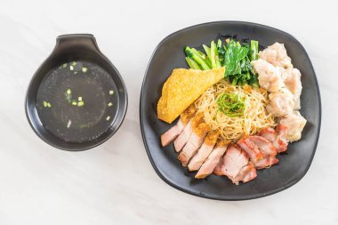 Yumurta noodle kırmızı kızarmış domuz, gevrek domuz eti, köfte ve çorba ile 