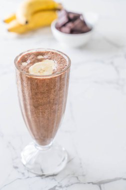 Çikolatalı muzlu milkshake