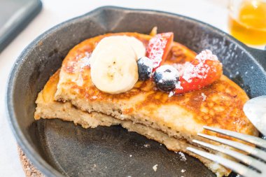taze çilek yaban mersini ve muz ile gözleme 