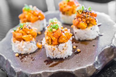 Baharatlı somon suşi roll 