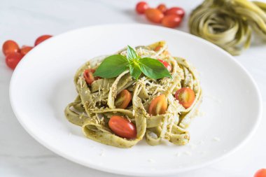 ıspanak fettuccine domates ile