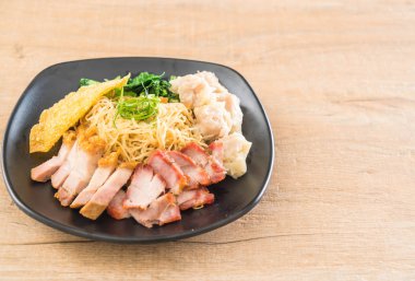 Yumurta noodle kırmızı kızarmış domuz, gevrek domuz eti, köfte ve çorba ile 