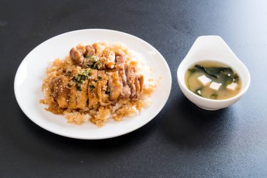 Teriyaki tavuk miso çorbası ile tepesinde pirinç