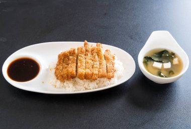 tepesinde pirinç (tonkatsu) ile miso çorbası kızarmış domuz eti