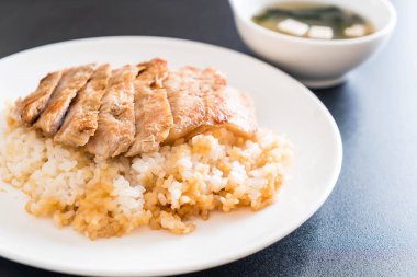 Teriyaki domuz miso çorbası ile tepesinde pirinç