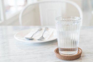 bardak su yemek masada