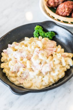 jambon ve peynirli makarna