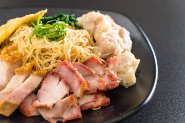 Yumurta noodle kırmızı kızarmış domuz, gevrek domuz eti, köfte ve çorba ile 