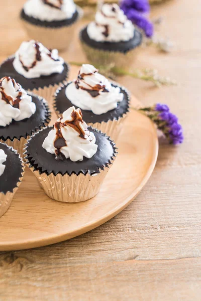 krem şanti ile çikolatalı kek