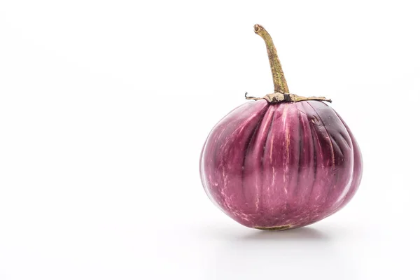 Färska aubergine på vit — Stockfoto