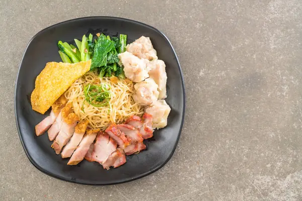 Yumurta noodle kırmızı kızarmış domuz, gevrek domuz eti, köfte ve çorba ile 