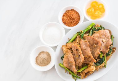 soya sosu ve domuz kızarmış noodle 