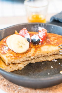 taze çilek yaban mersini ve muz ile gözleme 