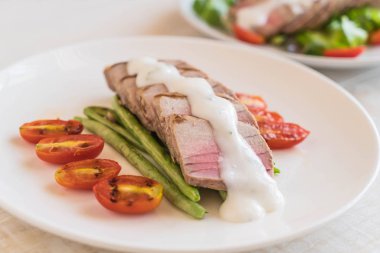 Tuna biftek salatası ile