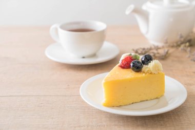 peynirli kek çilek ve yaban mersini