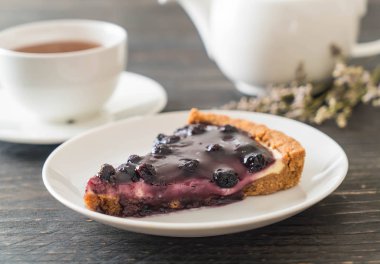 böğürtlenli turta çay ile