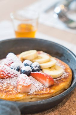 taze çilek yaban mersini ve muz ile gözleme 