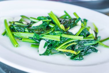 sarımsak ile tavada kızartılmış amaranth