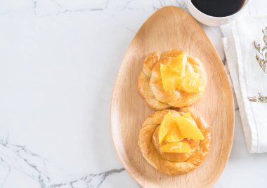 Turuncu pasta plaka üzerinde