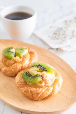 kivi pasta plaka üzerinde