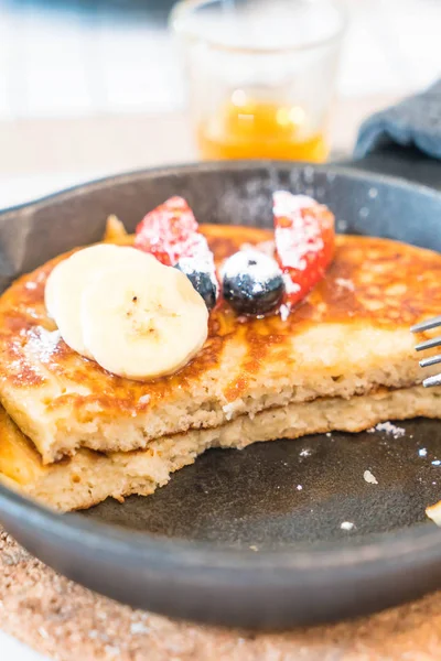 taze çilek yaban mersini ve muz ile gözleme 