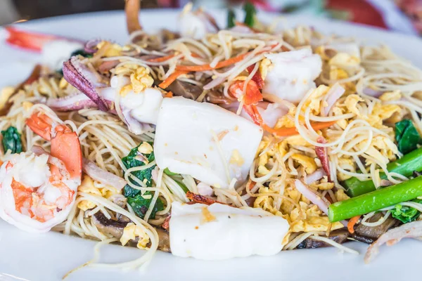 Gebratene Vermicelli mit Meeresfrüchten — Stockfoto