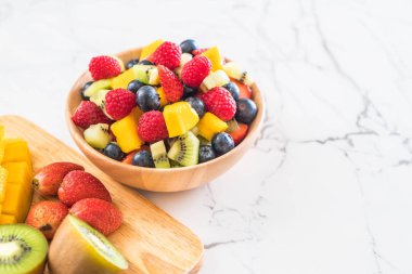 karışık taze meyve (çilek, ahududu, yaban mersini, kivi, mang