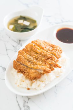 tepesinde pirinç (tonkatsu) ile miso çorbası kızarmış domuz eti