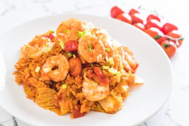 Kore baharatlı sos ve karides kızarmış pilav