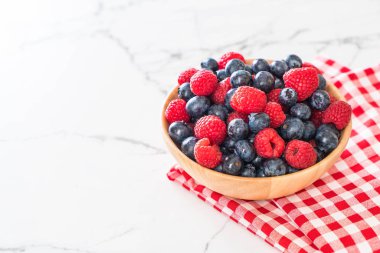 taze yaban mersini ve rasberry 