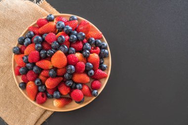 taze yaban mersini, çilek ve rasberry 