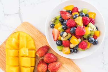 karışık taze meyve (çilek, ahududu, yaban mersini, kivi, mang