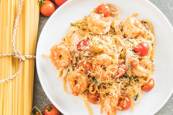 Spagetti karides, domates, fesleğen ve peynir ile 