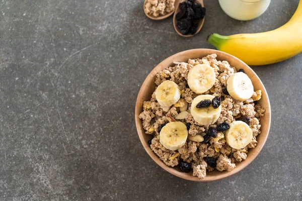 Granola muz, Kuru üzüm ve süt ile 