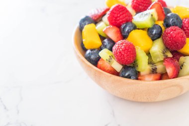 karışık taze meyve (çilek, ahududu, yaban mersini, kivi, mang