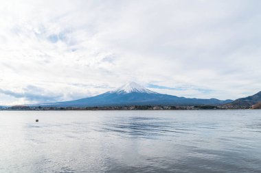 Japonya 'daki Kawaguchiko Gölü' nde Fuji Dağı..