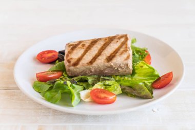 Tuna biftek salatası ile