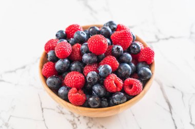 taze yaban mersini ve rasberry 