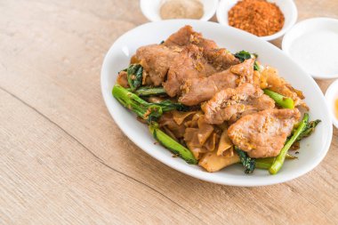 soya sosu ve domuz kızarmış noodle 