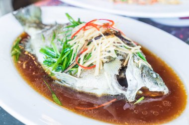 Soya soslu yeşim levrek buğulama