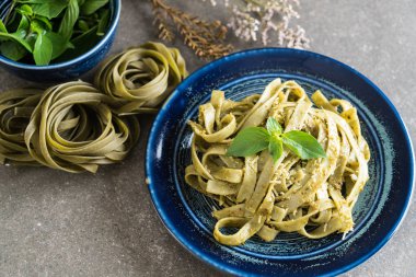 ıspanak fettuccine plaka üzerinde