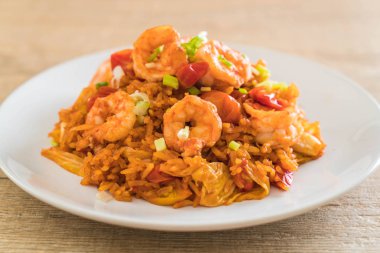 Kore baharatlı sos ve karides kızarmış pilav