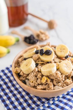 Granola muz, Kuru üzüm ve süt ile 