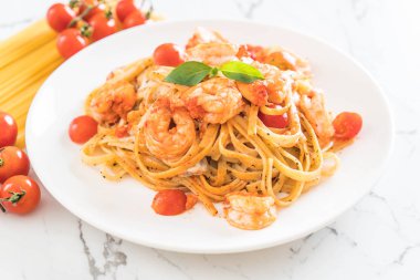 Spagetti karides, domates, fesleğen ve peynir ile 
