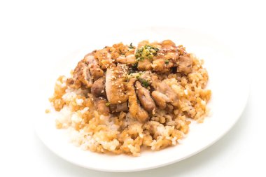 Teriyaki tavuk tepesinde pirinç 