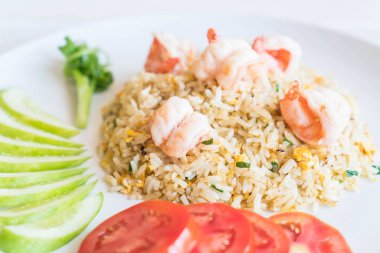 Kızarmış pirinç ve karides.