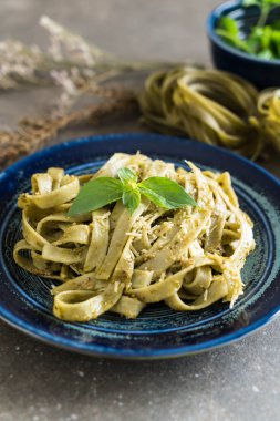 ıspanak fettuccine plaka üzerinde