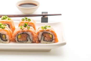 ızgara somon suşi roll - Japon gıda tarzı